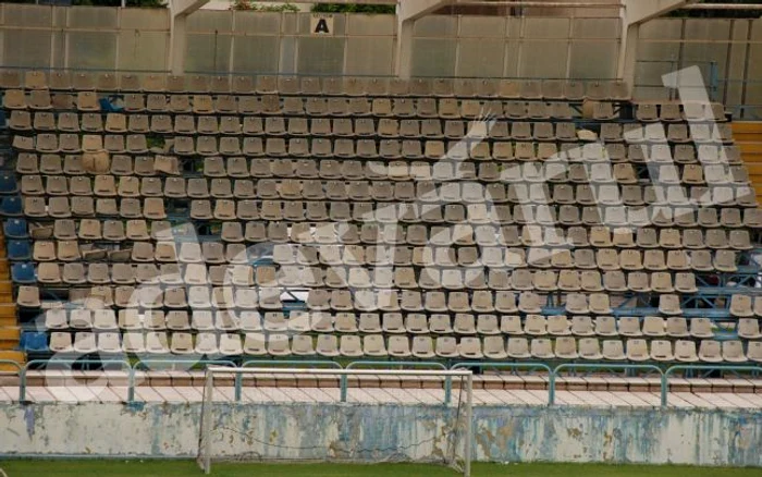 Multe scaune din tribunele stadionului Cotroceni lipsesc