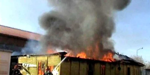 Pompierii s-au luptat cu flăcările aproape trei ore