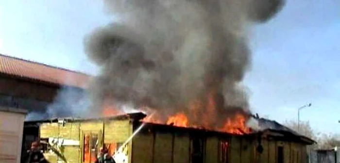 Pompierii s-au luptat cu flăcările aproape trei ore