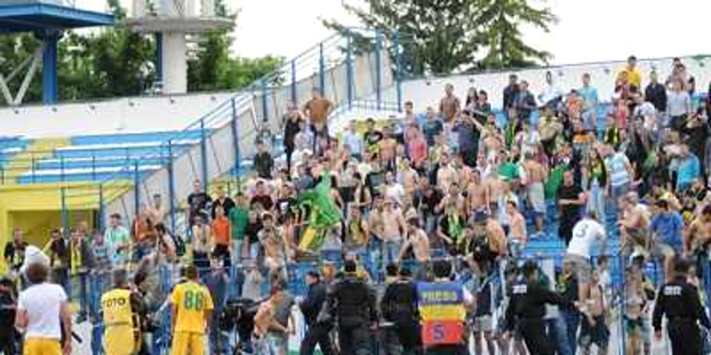 Suporterii vasluieni au vrut să se bucure alături de favoriţi FOTO:vrn.ro