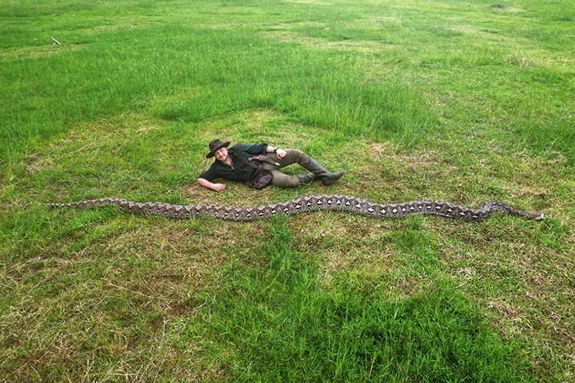 Radu Frențiu alături de imensul piton/FOTO: Guinness World Records