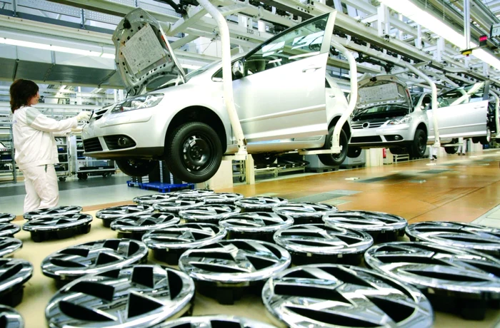 În landul Saxonia Inferioară, unde grupul Volkswagen îşi are sediul, peste 200.000 de oameni lucrează pentru producătorii de componente şi furnizorii acestora FOTO AP