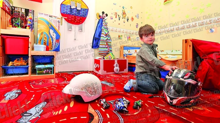 Patul din camera lui  Alexandru va creşte odată  cu el. Dacă acum are 1,30  metri, se va putea lungi la  1,50, când va fi nevoie