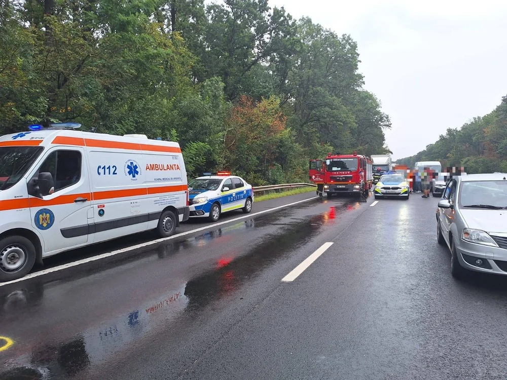 Tragedie pe A1: Doi tineri aflați pe autostradă au murit după ce au fost loviți de un camion