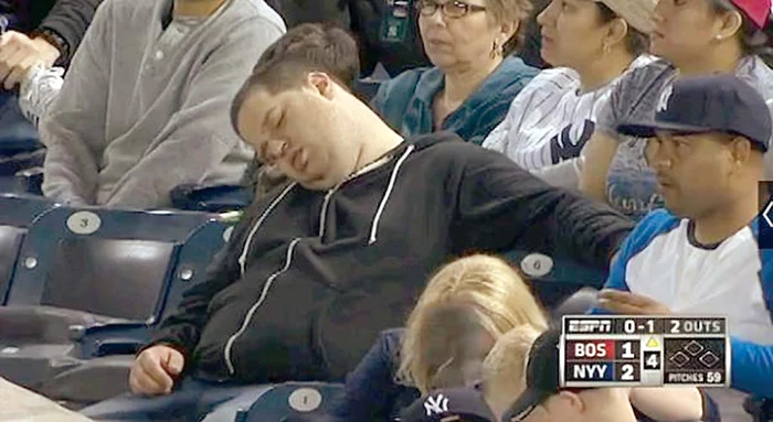 
    După ce milioane  de oameni au râs  de el, somnorosul  vrea despăgubiriCaptură video  