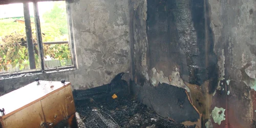 Incendiul s-a produs din cauza jarului căzut din sobă pe covoarele din casă.