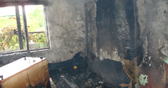 Incendiul s-a produs din cauza jarului căzut din sobă pe covoarele din casă.