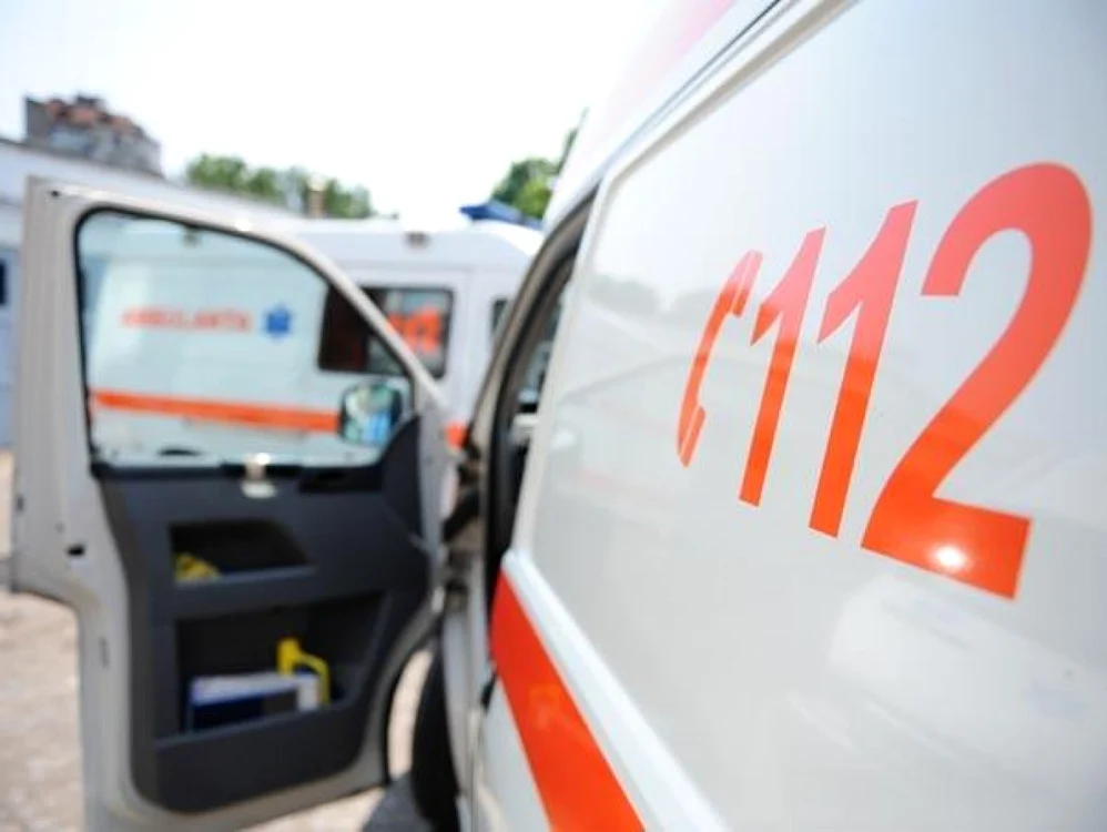 O ambulanţă a implicată într-un accident rutier