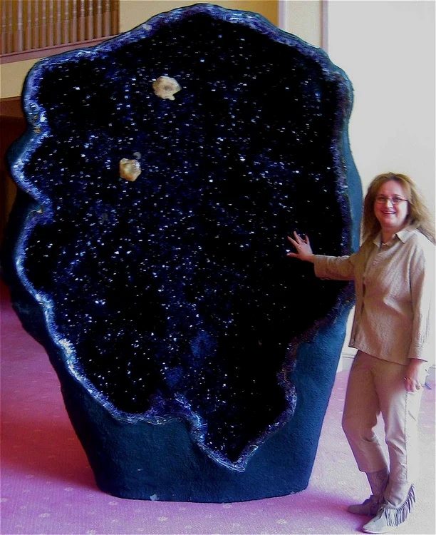 
    Geoda de ametist de 400 kg va fi expusă în holul Pavilionului Expoziţional din Mamaia  