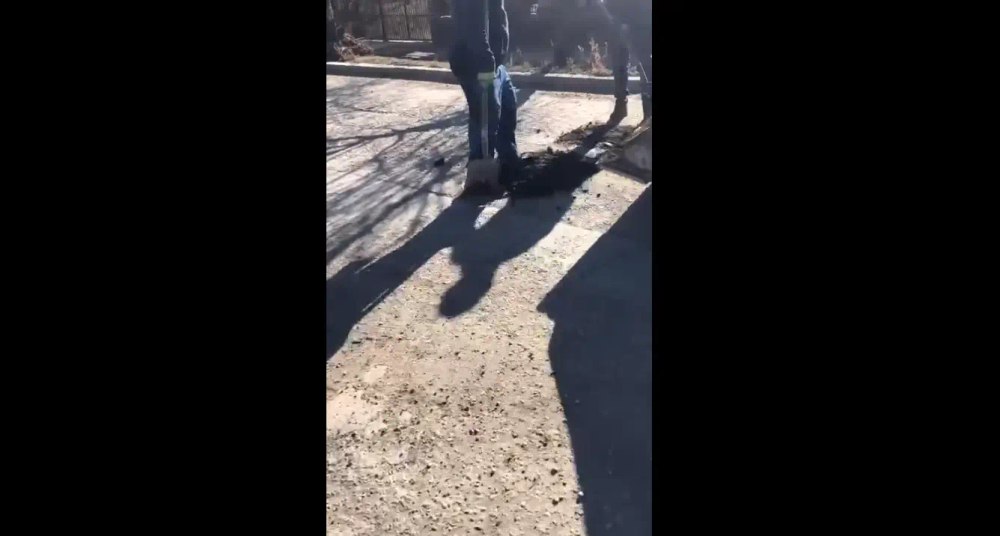 Muncitori filmaţi cum „plombează” gropile din asfalt cu bocancii, pe o stradă din Tecuci. Ce amenzi au primit VIDEO