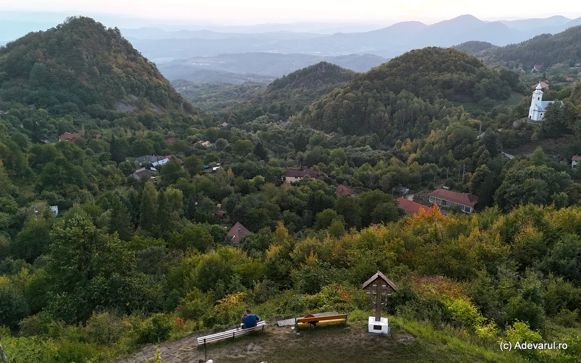 Dealul Calvaria (stânga), locul marilor mine de aur și telur. Foto: Daniel Guță