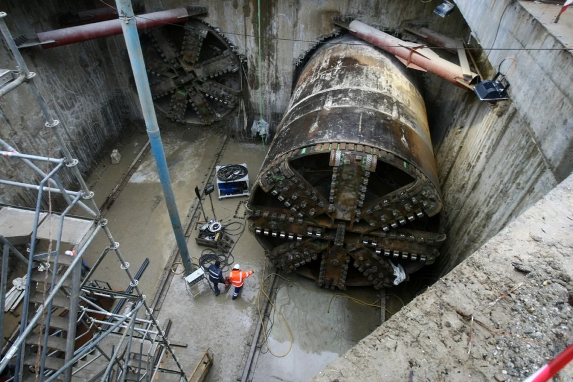 La finele lunii ianuarie, s-au finalizat săpăturile la tunelul de metrou de pe Magistrala 5, pe tronsonul Academia Militară - Râul Doamnei, iar la începutul acestei luni a început mutarea cârtiţelor uriaşe care au făcut tunelul de metrou din Drumul Taberei