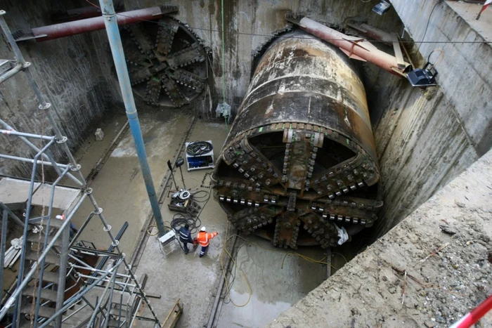 La finele lunii ianuarie, s-au finalizat săpăturile la tunelul de metrou de pe Magistrala 5, pe tronsonul Academia Militară - Râul Doamnei, iar la începutul acestei luni a început mutarea cârtiţelor uriaşe care au făcut tunelul de metrou din Drumul Taberei