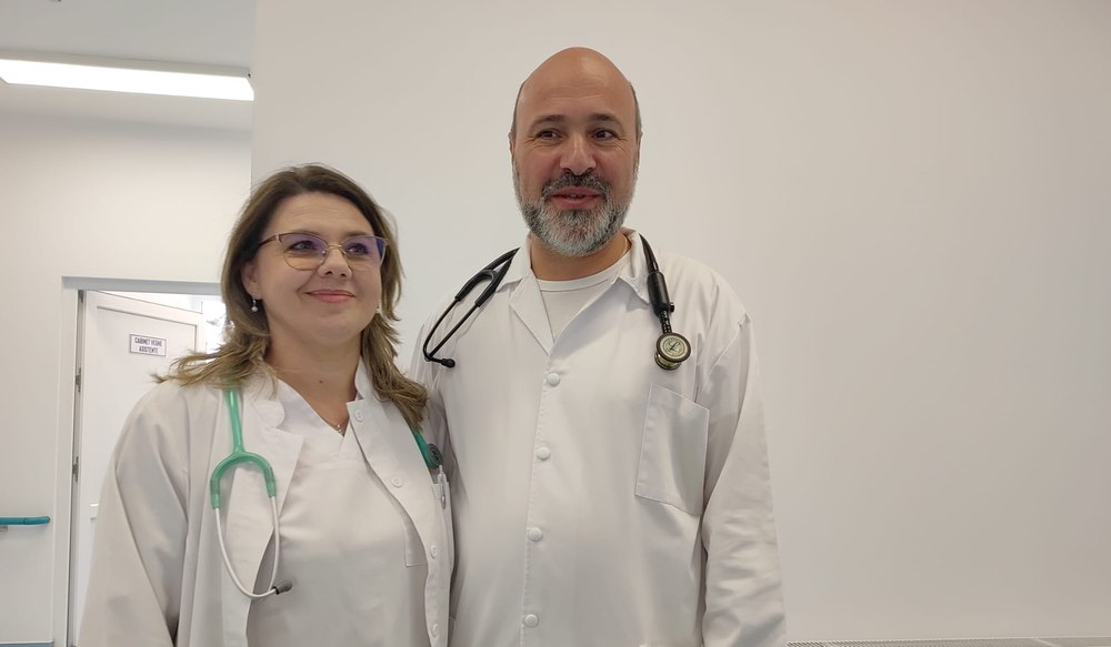 Familia de medici navetiști. Soții Ilie fac zilnic zeci de kilometri pentru a ajuta pacienții din nordul județului Galați 