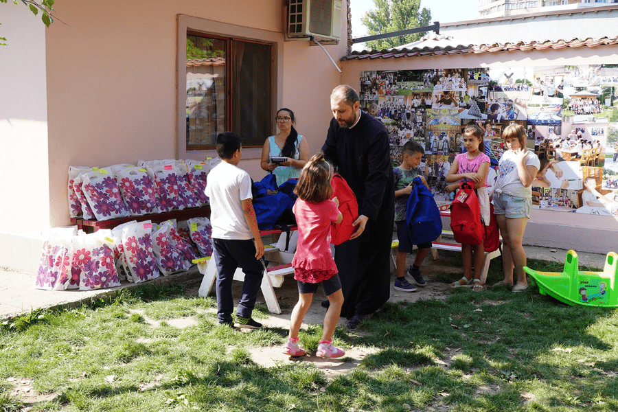 Ghiozdane complet echipate pentru 4.000 de copii sărmani din Galați și Brăila. Darurile, oferite de Arhiepiscopia Dunării de Jos 