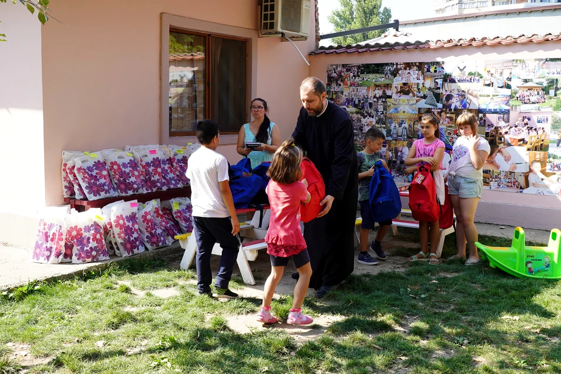 4.000 de copii din Galați și Brăila au primit ghiozdane FOTO Arhiepiscopia Dunării de Jos