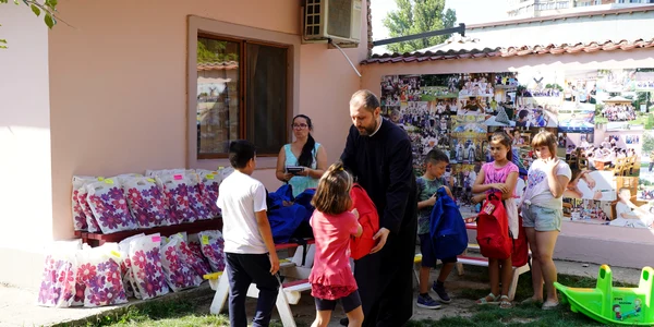 Ghiozdane copii saraci FOTO Arhiepiscopia Dunării de Jos (2) jpg