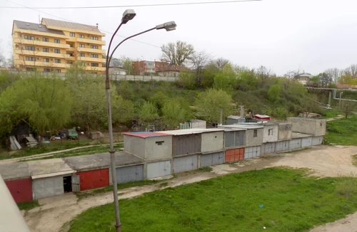 Garaje cu etaj în centrul Galaţiului. FOTO Costel Crângan