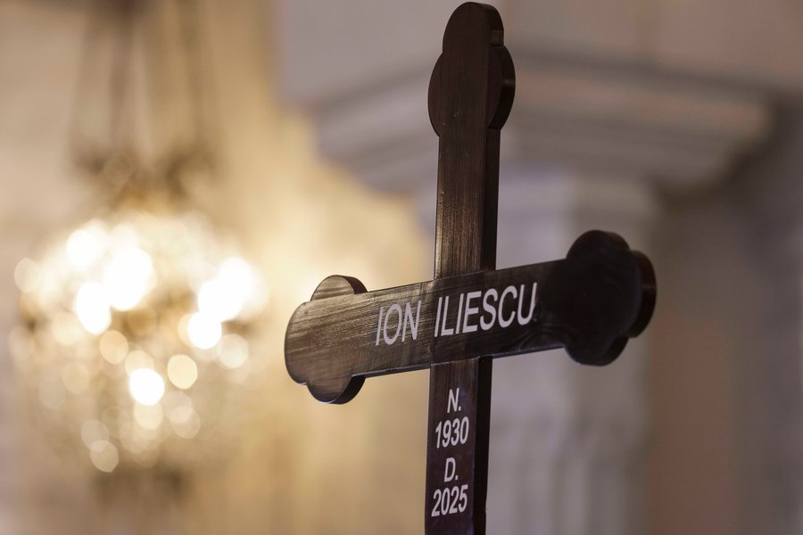 Ion Iliescu, între credință și controversă. Ce lipsește de pe crucea fostului președinte și care ar putea fi explicația