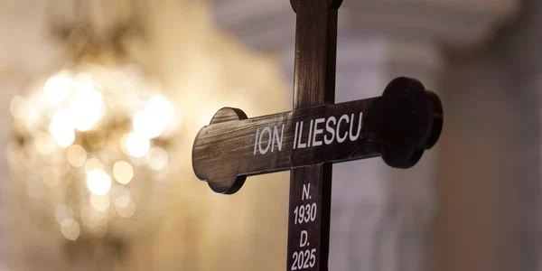 Sicriul cu trupul neînsuflețit al fostului președinte Ion Iliescu a fost depus la Palatul Cotroceni. FOTO Inquam Photos / Octav Ganea