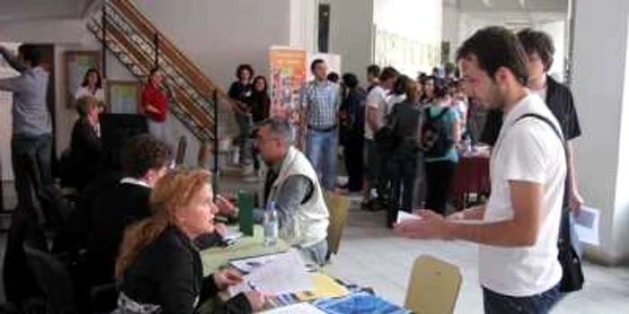 La târgurile de joburi pentru studenți este mereu plin