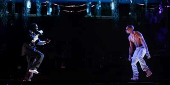Rapperul Snoop Line (stânga), alături de holograma lui Tupac, într-un concert din 2012 FOTO colorlines.com