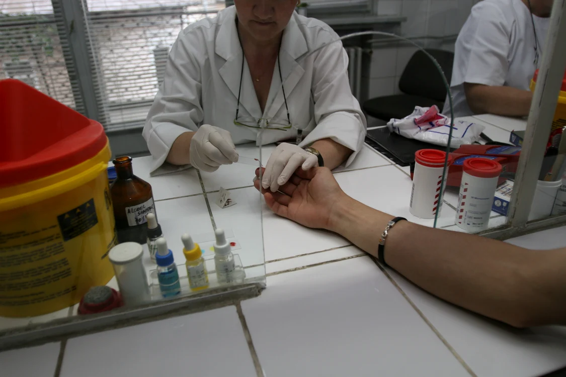 
    Personalul medical recolta sânge de la donatori și îl vindea  