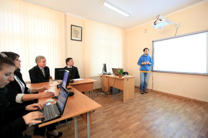 Iurie Leancă urmăreşte cum funcţioneată tabla interactivă donată liceului FOTO: gov.md
