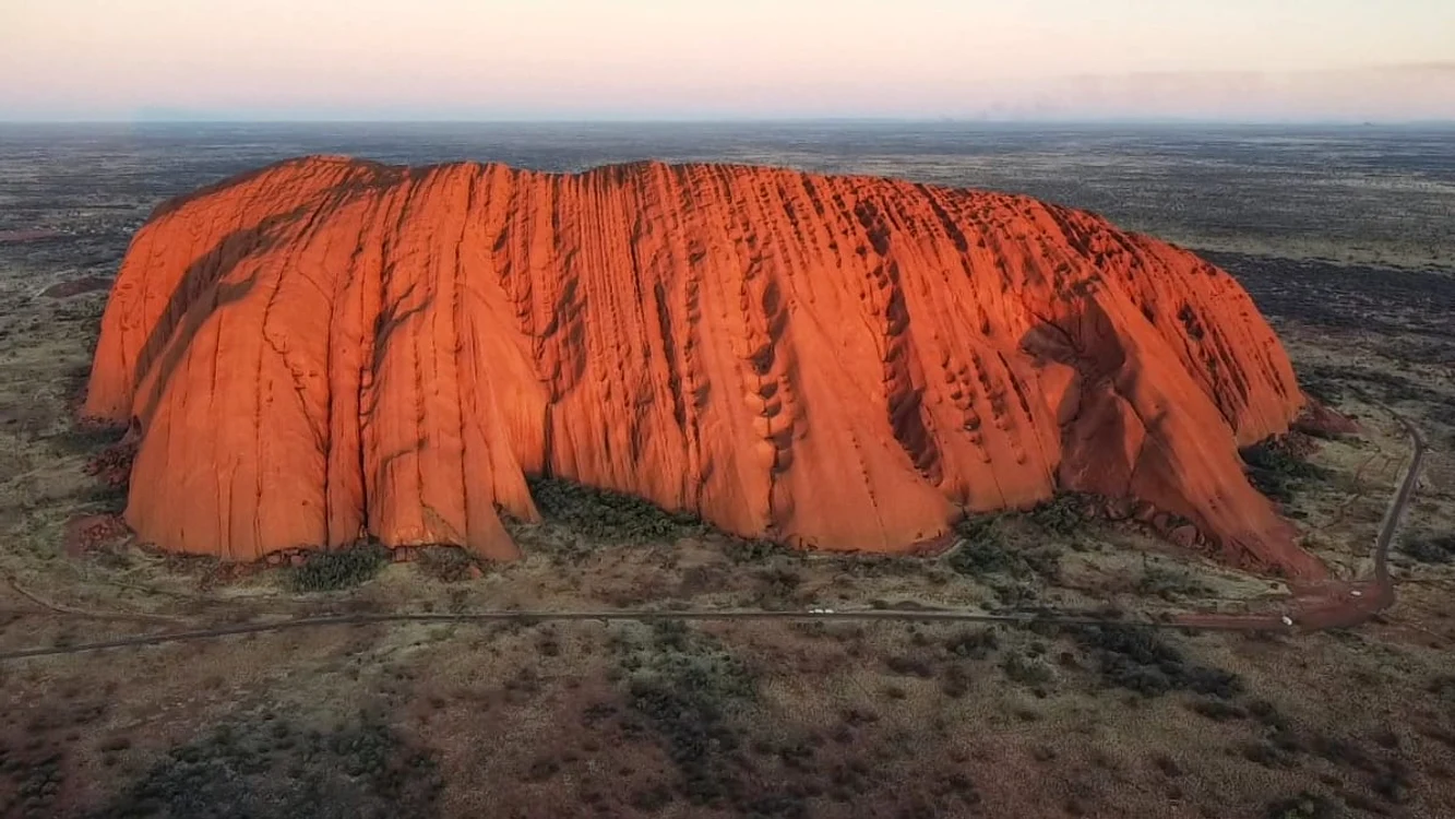 Uluru, o imensă stâncă de gresie, cel mai mare monolit din lume FOTO Radu Păltineanu