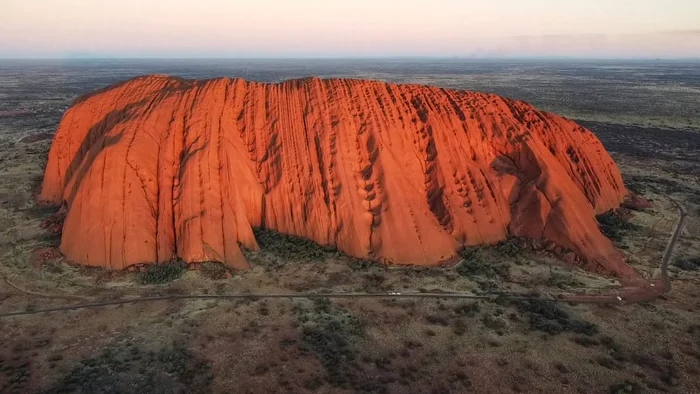 Stânca monolit Uluru FOTO Facebook