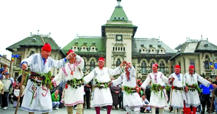 Bătrânul Veleanu (foto stânga), la Alaiul Căluşului Oltenesc din 2010