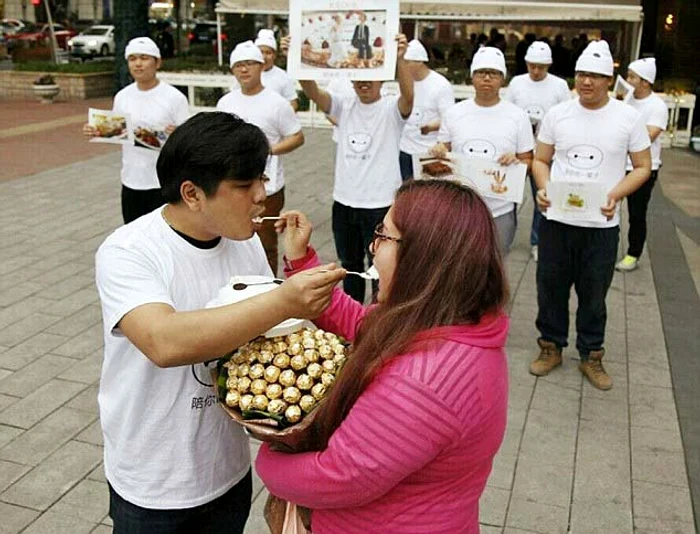 Bărbatul a cerut-o de soţie în faţa restaurantului lor preferat