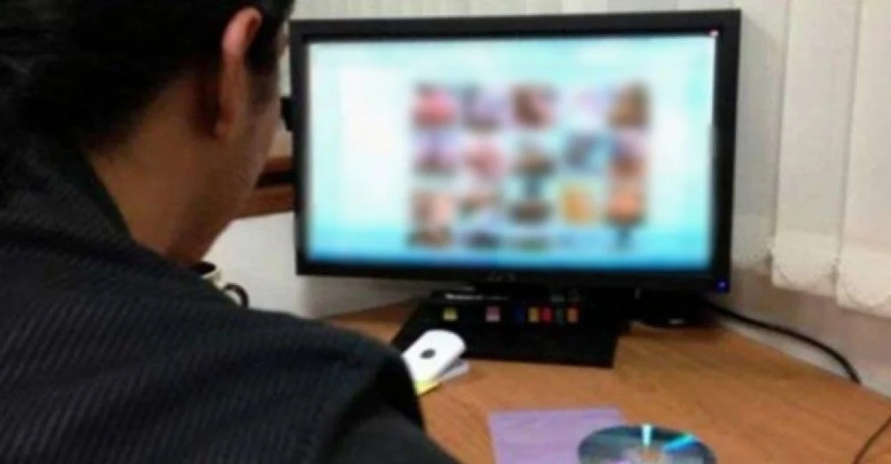 Percheziții la domiciliul unui bărbat acuzat de pornografie infantilă. A filmat o fetiță de 9 ani în ipostaze sexuale și a șantajat-o