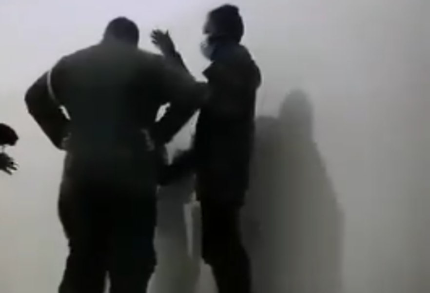 Scene cumplite cu deţinuţi bătuţi, filmate într-un centru de detenţie din Libia. Misiunea ONU, alarmată