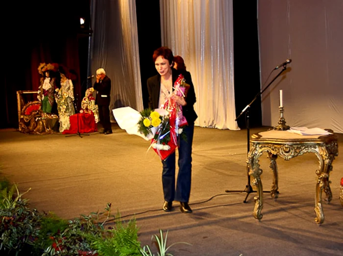 Oana Pelea - premiul de excelenţă pentru întreaga carieră la Gala Femeilor de Carieră din Oltenia 2009.