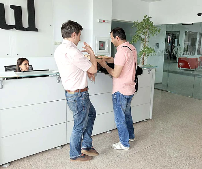 Curierul a acceptat bacşişul, pe care l-a înregistrat în caietul de la firmă