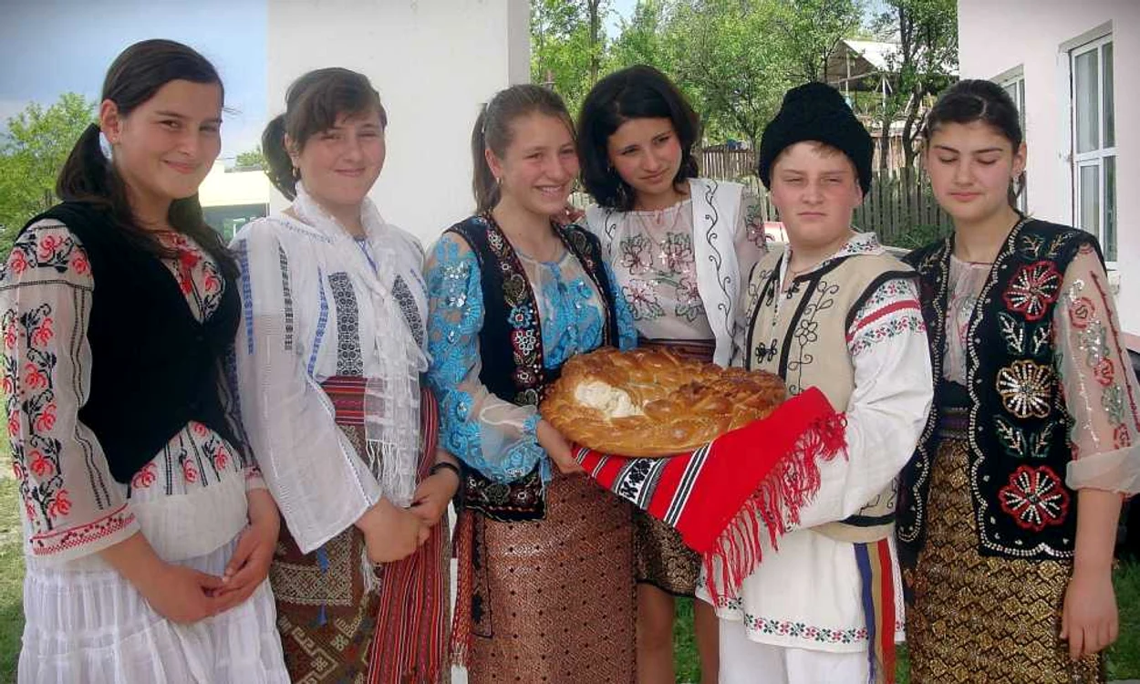 Tradiţia primirii
oaspeţilor cu pâine şi sare. Colacul de Bucovina. Foto: Arhivă