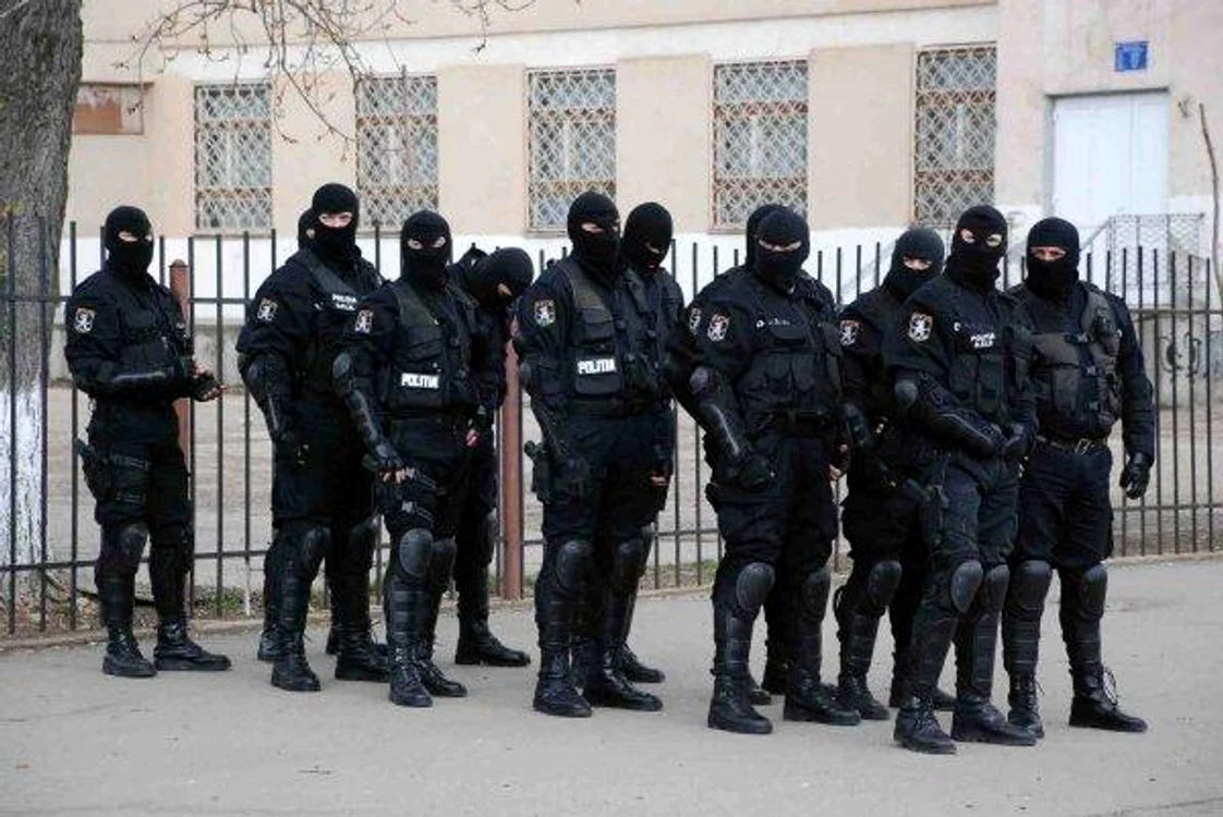 
    Mascații au luat cu asalt primăria din Pitești  