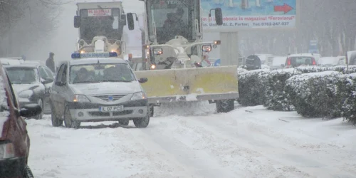 Utiljele de dezăpezire şi-au făcut apariţia în peisajul de iarnă