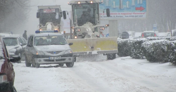 Utiljele de dezăpezire şi-au făcut apariţia în peisajul de iarnă