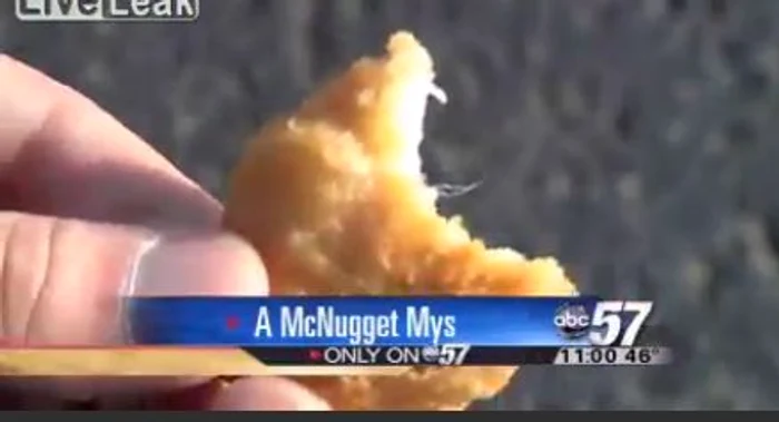 O femeie a descoperit o pana în mâncare