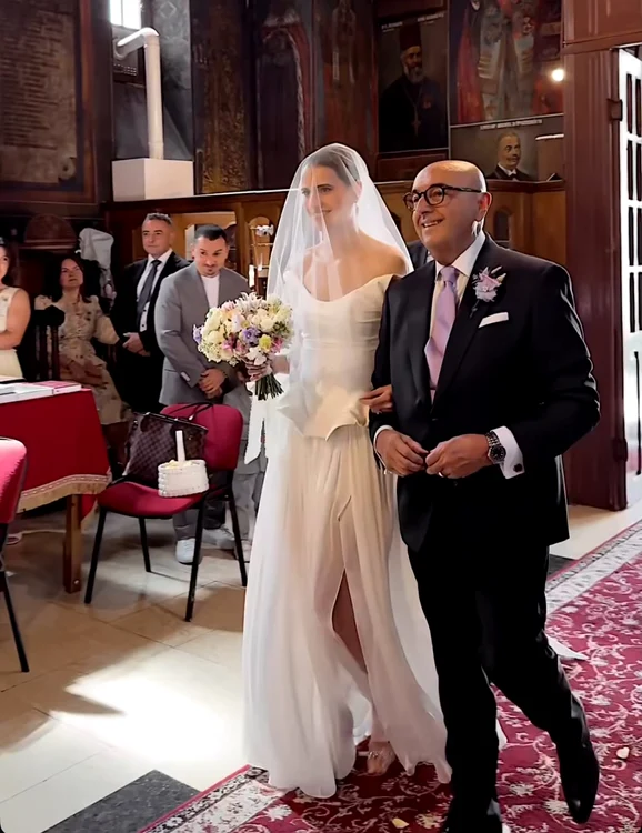 Sara, condusă de tatăl ei la altar