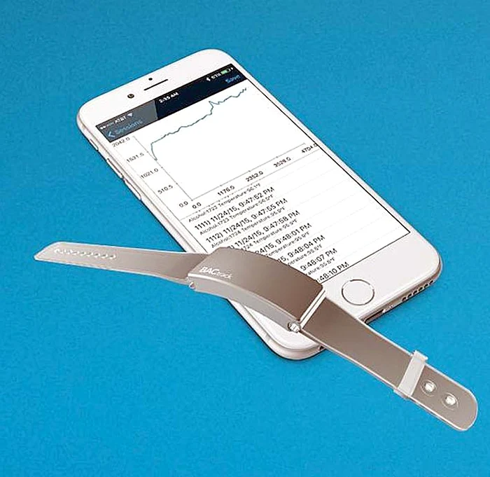 Se conectează la telefonul mobil