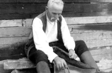 Munţii Apuseni (Roşia Montană) – Alesul aurului cu şaitrocul. Fotografie din perioada interbelică realizată de Bazil Roman (© iMAGO Romaniae)