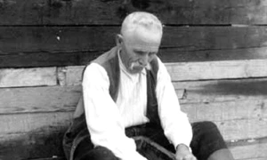 Munţii Apuseni (Roşia Montană) – Alesul aurului cu şaitrocul. Fotografie din perioada interbelică realizată de Bazil Roman (© iMAGO Romaniae)