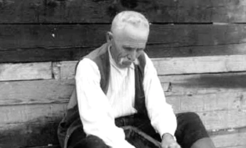 Munţii Apuseni (Roşia Montană) – Alesul aurului cu şaitrocul. Fotografie din perioada interbelică realizată de Bazil Roman (© iMAGO Romaniae)