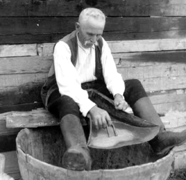 Munţii Apuseni (Roşia Montană) – Alesul aurului cu şaitrocul. Fotografie din perioada interbelică realizată de Bazil Roman (© iMAGO Romaniae)