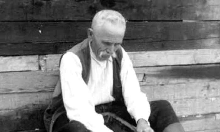 Munţii Apuseni (Roşia Montană) – Alesul aurului cu şaitrocul. Fotografie din perioada interbelică realizată de Bazil Roman (© iMAGO Romaniae)
