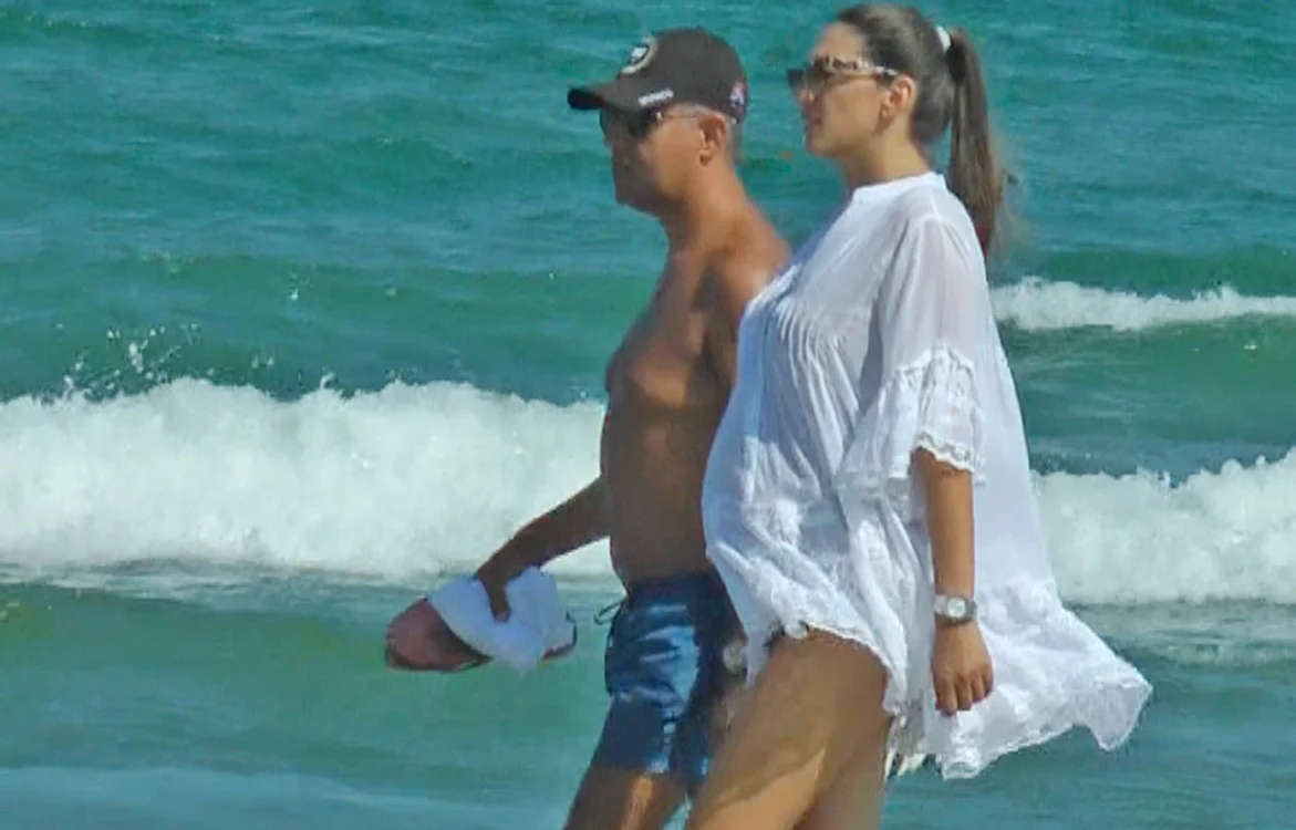 
    În acest weekend,  Diana Câţu şi-a  etalat burtica pe  plaja din Mamaia   