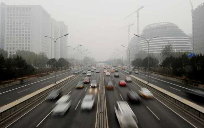 Economia chineză duduie, dar asta duce la dependenţa de importurile de petrol şi la smog în marile oraşe  FOTO: AFP